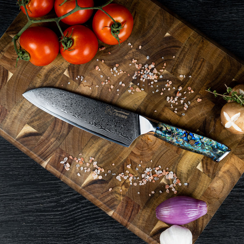 santoku messer abalone auf schneidebrett